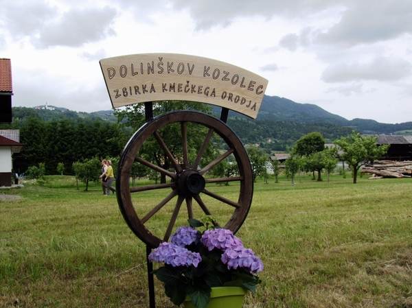 Etnološka zbirka v Dolinškovem kozolcu na Šmarčni